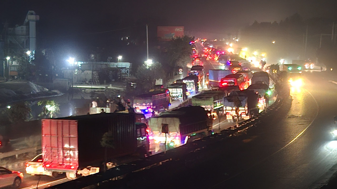 ঢাকা-টাঙ্গাইল মহাসড়কে থেমে থেমে যানজট, বেড়েছে যানবাহনের চাপ