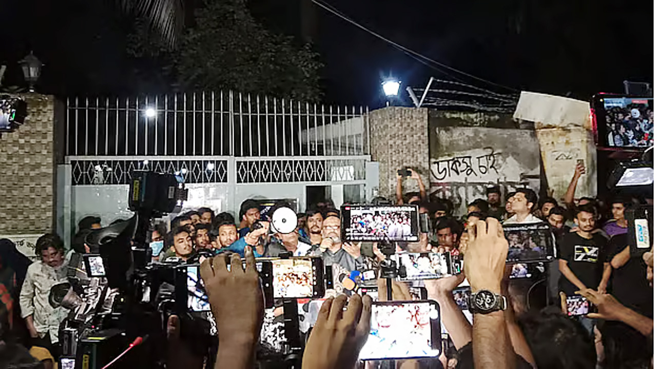 নিজ বাসভবনের সামনে আন্দোলনরত শিক্ষার্থীদের সাথে কথা বলেন ঢাকা বিশ্ববিদ্যালয়ের ভিসি অধ্যাপক নিয়াজ আহমদ (৮ আগস্টের ছবি)