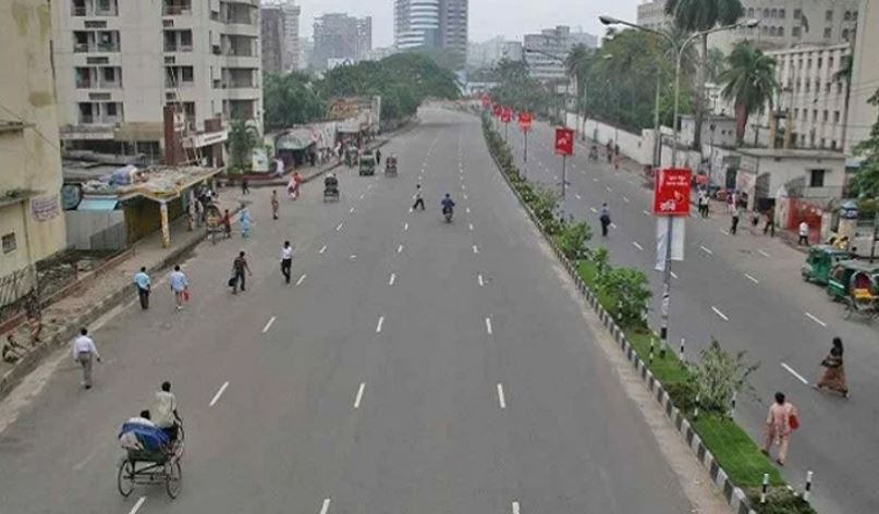 রাস্তায় সীমিত যান চলাচল করছে