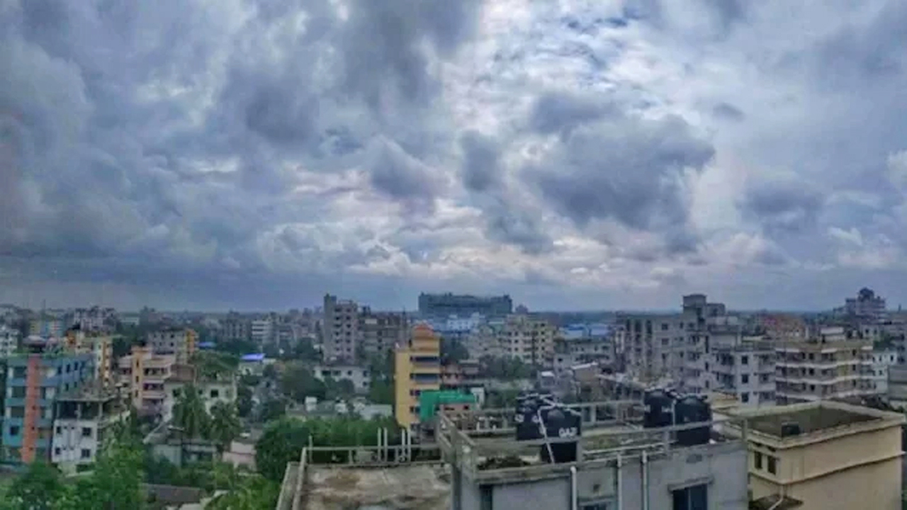 মেঘে ঢাকা ঢাকার আকাশ
