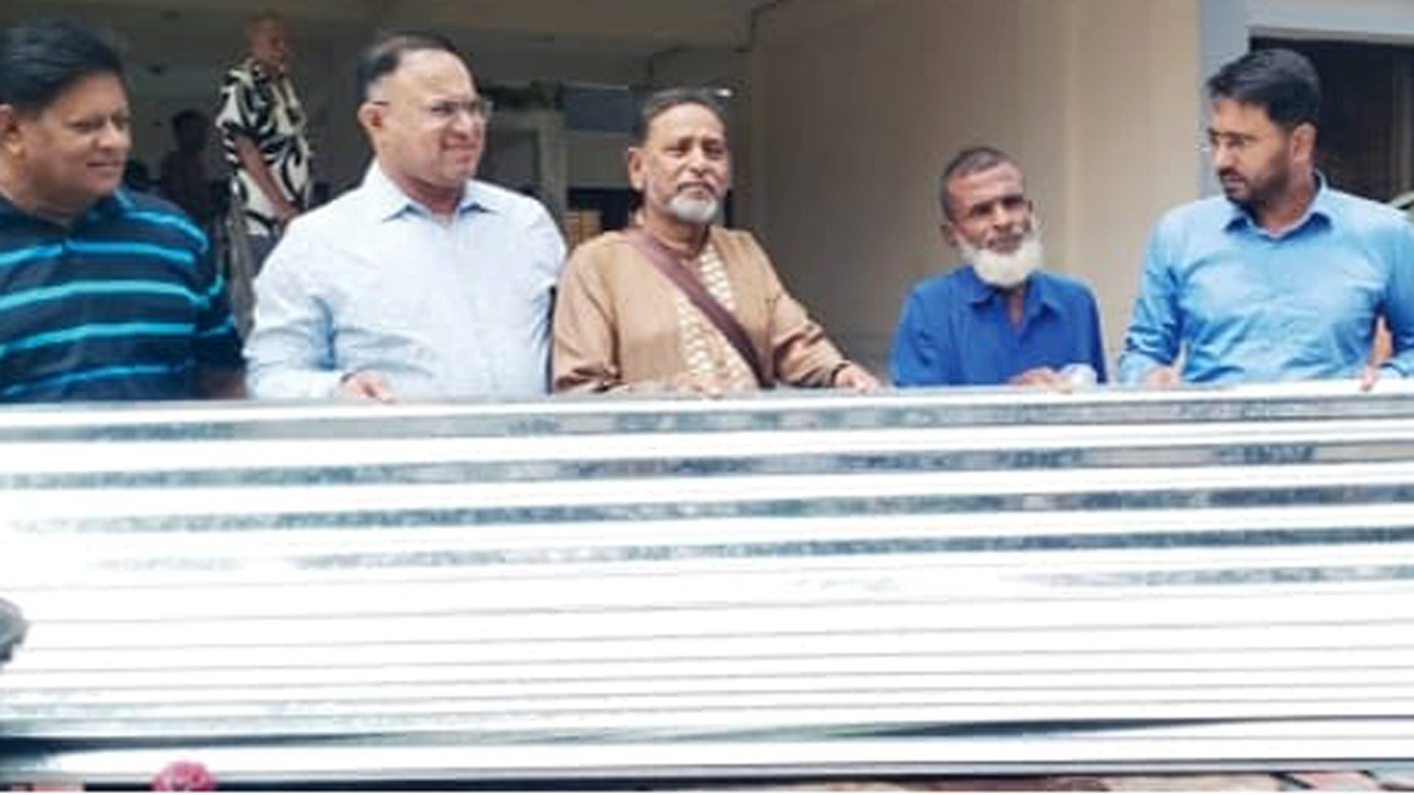 অসহায় দুলাল মিয়ার হাতে ঢেউটিন তুলে দেয়া হয়