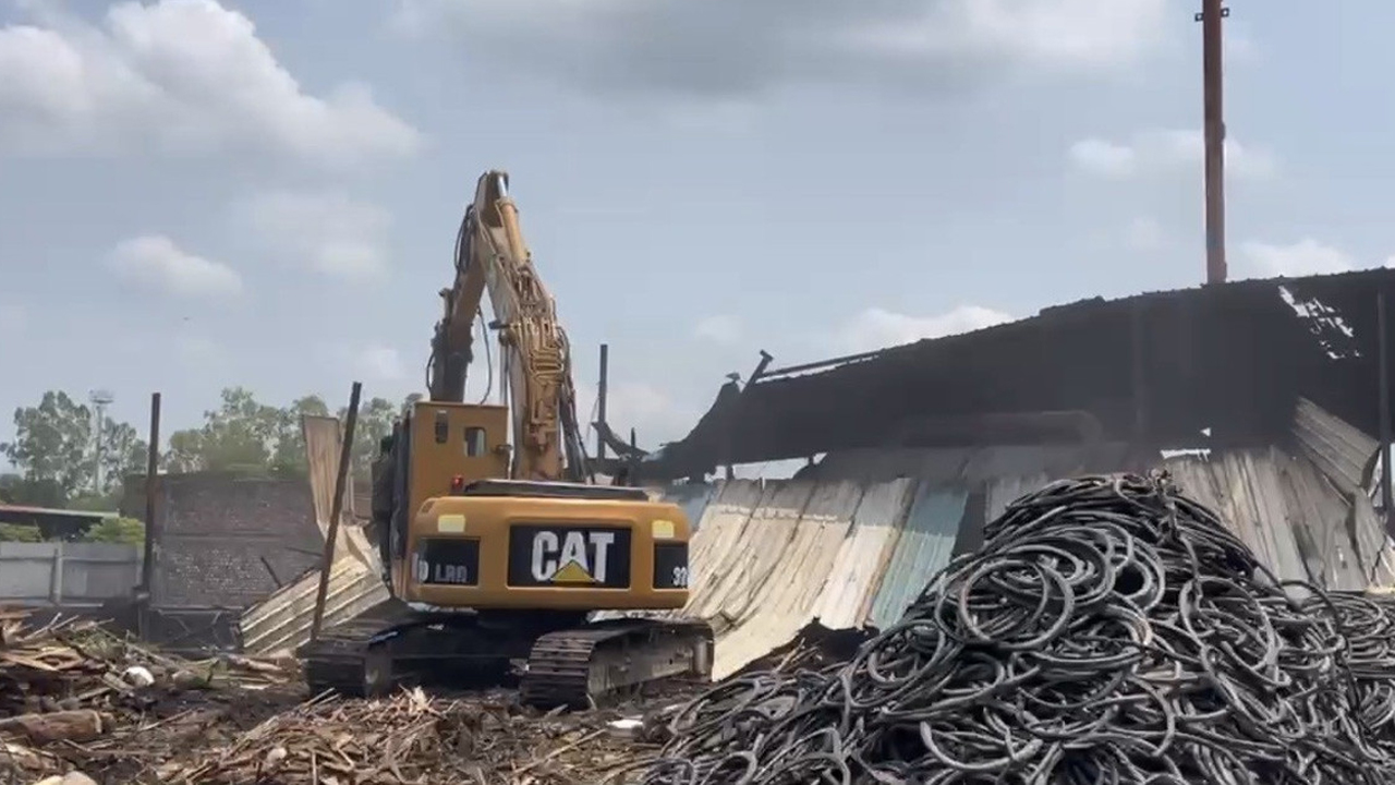 ধামরাইয়ে টায়ার পুড়িয়ে তেল তৈরির কারখানায় অভিযান চালায় পরিবেশ অধিদপ্তর