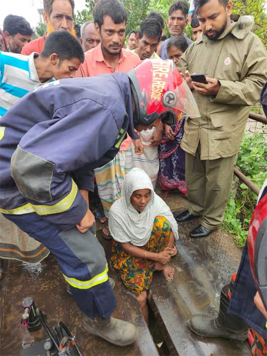 ধামরাইয়ে বেইলি ব্রিজে আটকে পড়া নারীকে উদ্ধার করেন ফায়ার সার্ভিস সদস্যরা