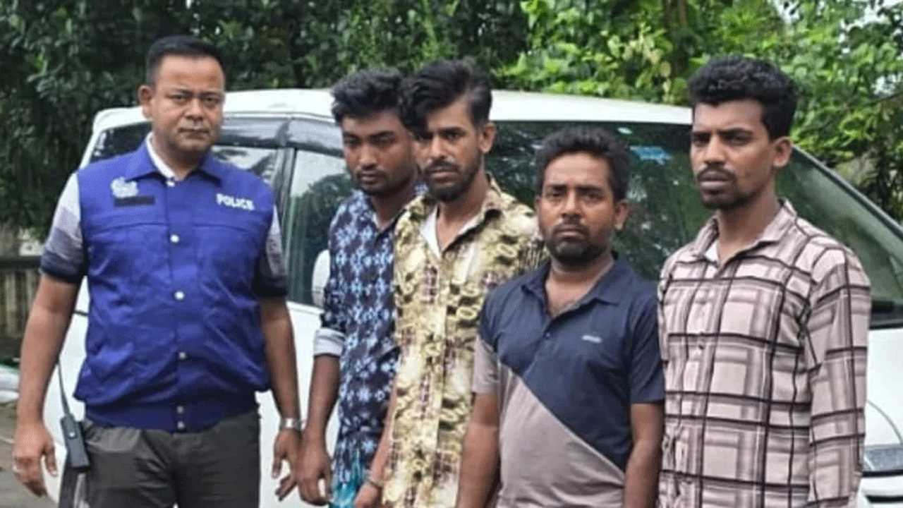 গ্রেফতার ছিনতাইকারীরা