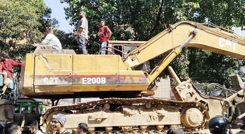 ধানমন্ডি ৩২ নম্বরের সামনে দাঁড়িয়ে আছে বুলডোজার