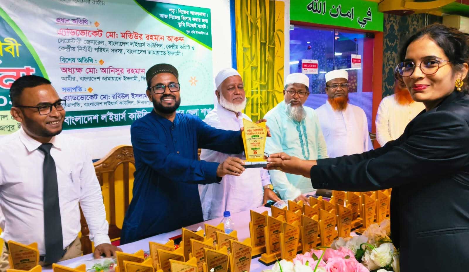 দিনাজপুরে বাংলাদেশ ল'ইয়ার্স কাউন্সিলের পক্ষ থেকে নবীন আইনজীবীদের সংবর্ধনা দেয়া হয়