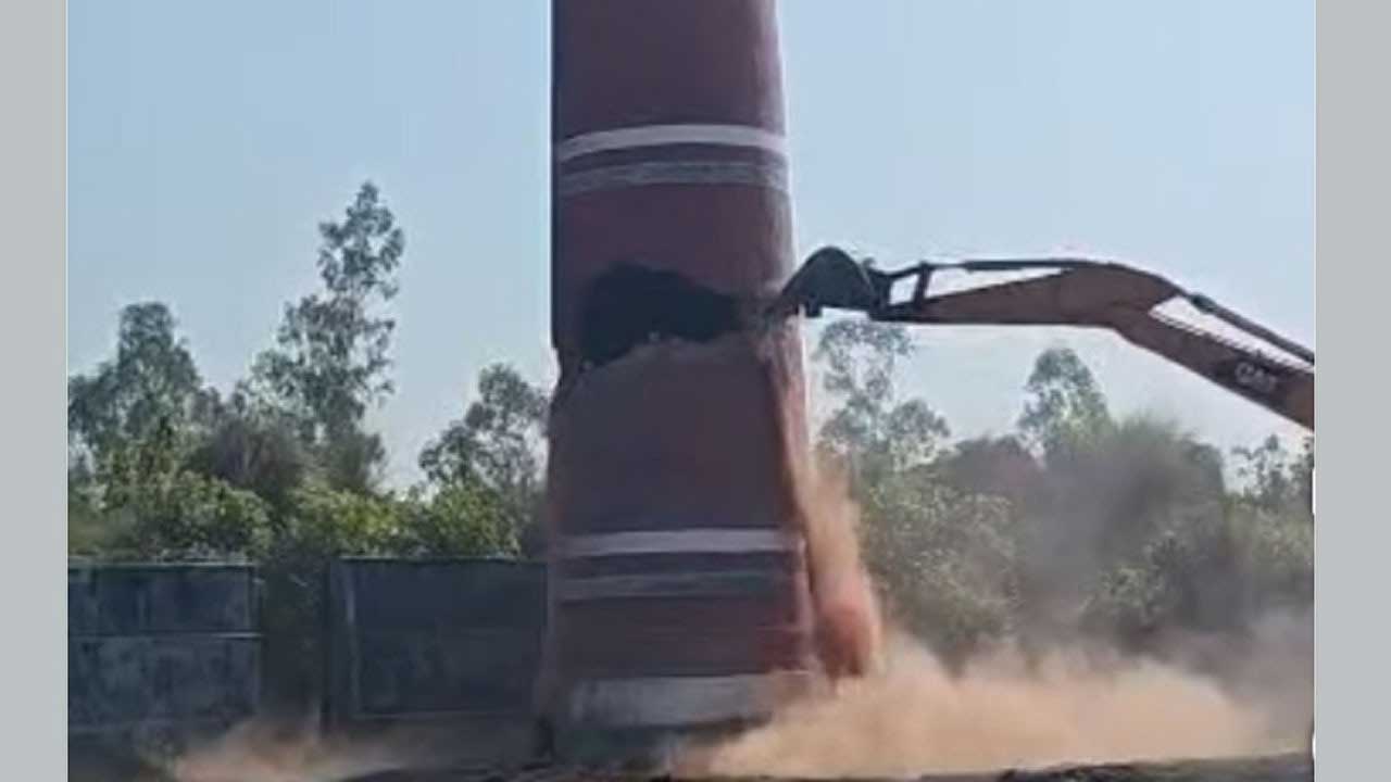 দিনাজপুরের একটি অবৈধ ইটভাটার চিমনি ভেঙে ফেলা হয়