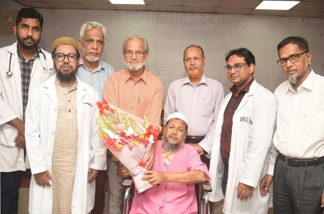 দিনাজপুর জিয়া হার্ট ফাউন্ডেশনের রোগীর সাথে চিকিৎসকরা
