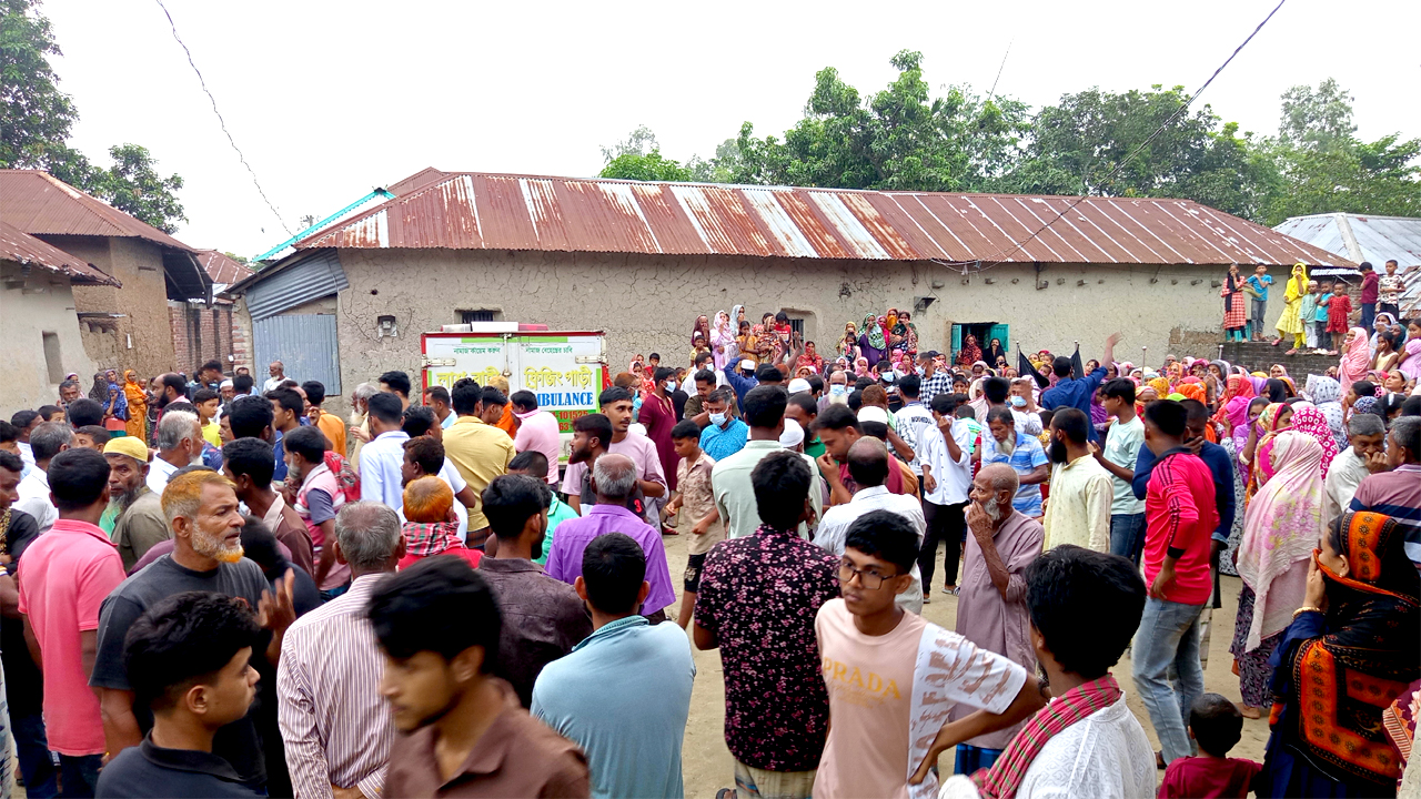 নিহতের বাড়িতে স্থানীয় ও স্বজনদের ভিড়