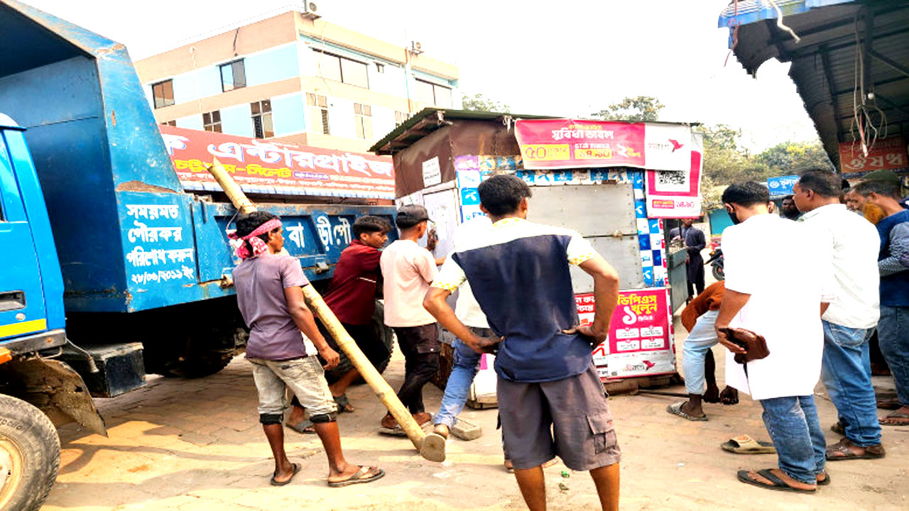 গুড়িয়ে দেয়া হচ্ছে অবৈধ স্থাপনা