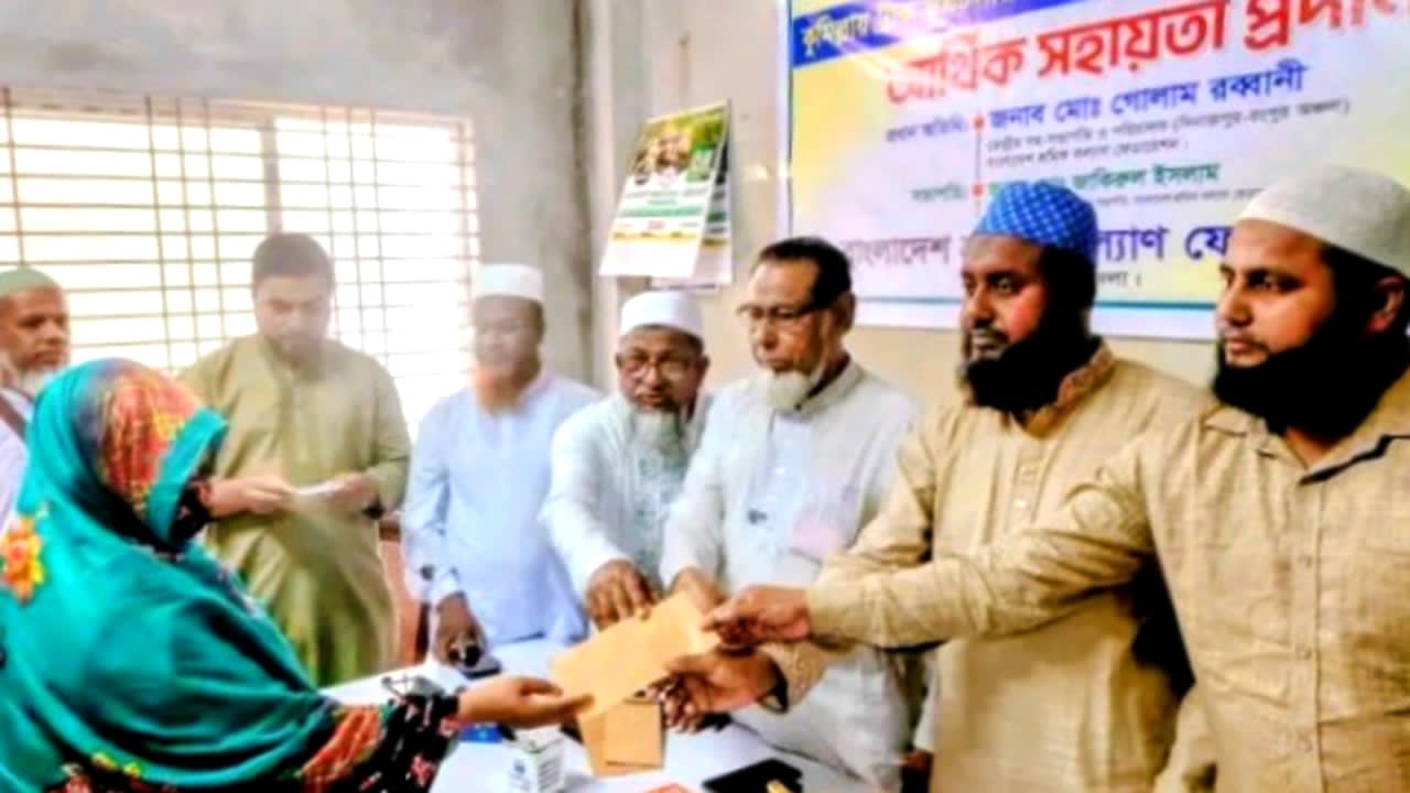 নিহতদের পরিবারকে অর্থ সহায়তার চেক হস্তান্তর করছেন শ্রমিক কল্যাণের নেতারা