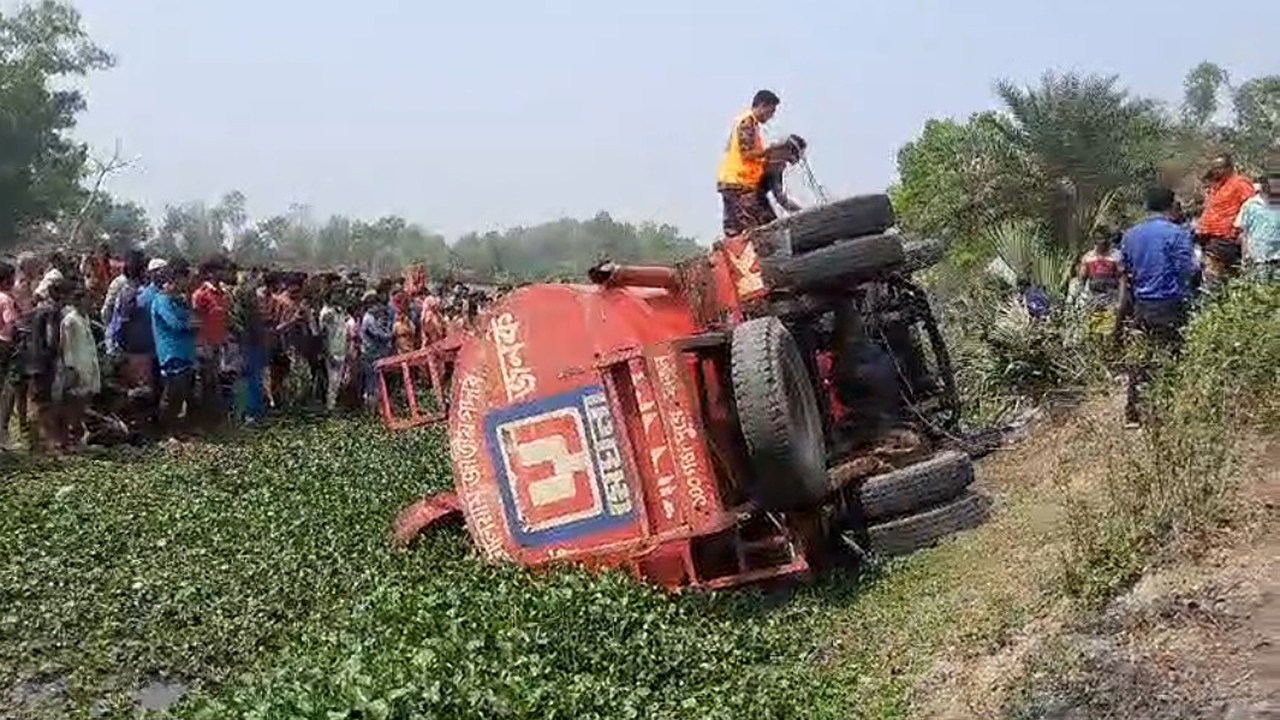 দুর্ঘটনাকবলিত লরি