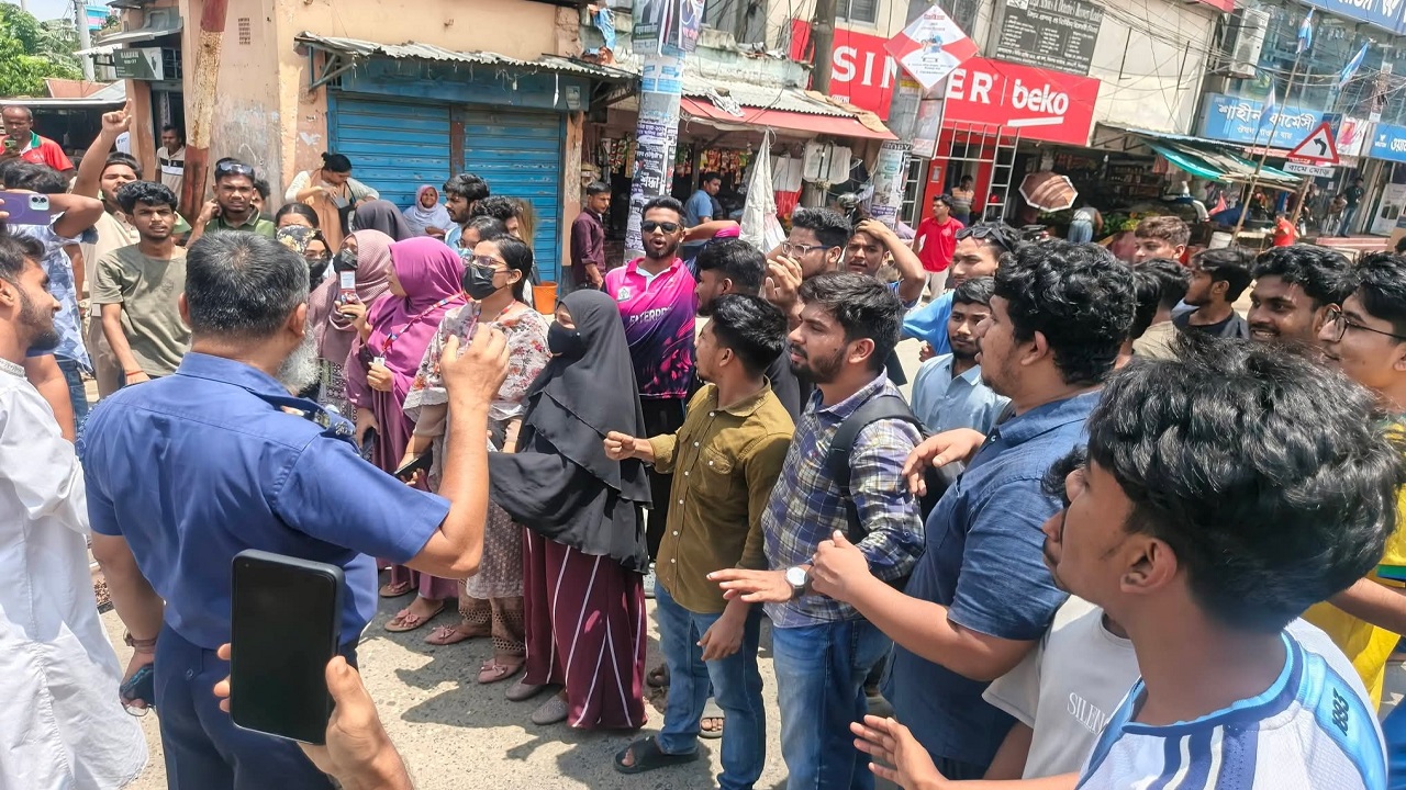 শিক্ষামন্ত্রীর বক্তব্যের প্রতিবাদে দিনাজপুরে ৪ ঘণ্টা সড়ক ও রেলপথ অবরোধ