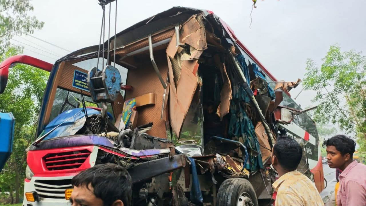 দুমড়ে-মুচড়ে যাওয়া বাস