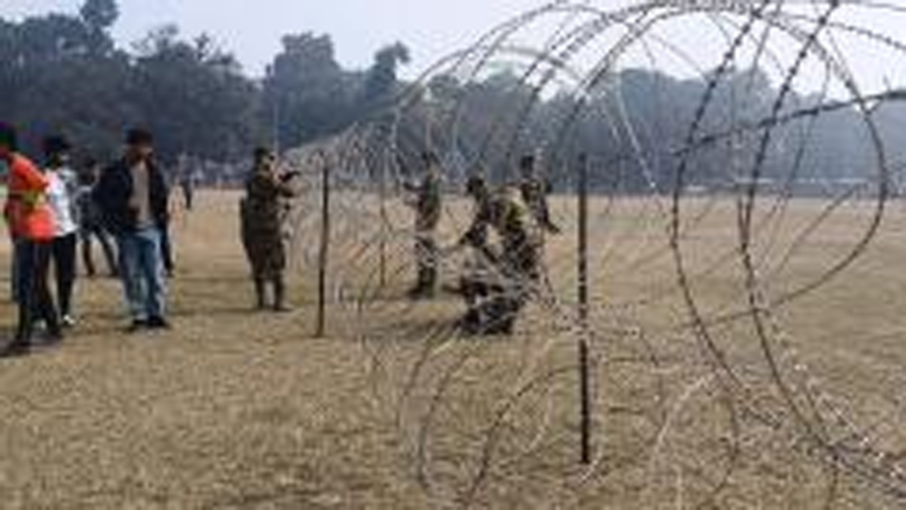 সেনাবাহিনীর কাঁটাতারের বেড়া