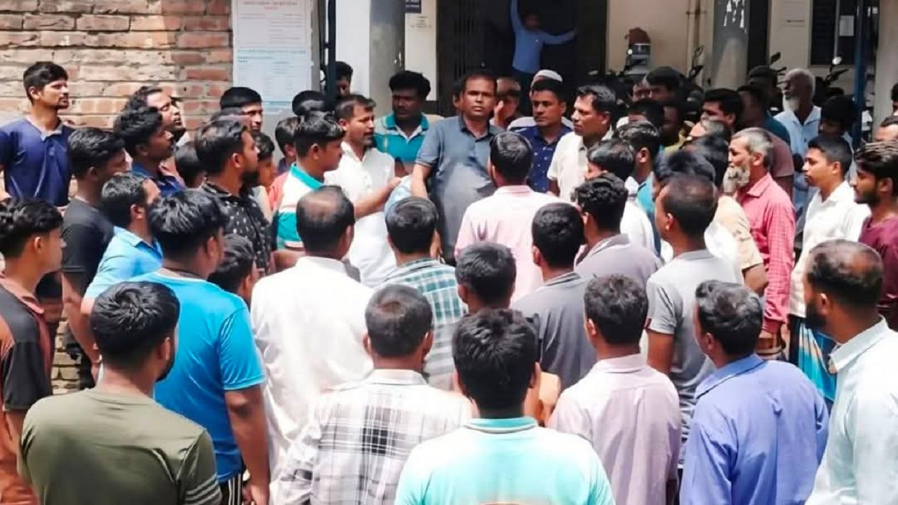 দিনাজপুরে চাহিদার ৪০ শতাংশ কম বিদ্যুৎ সরবরাহ, অফিস ঘেরাও