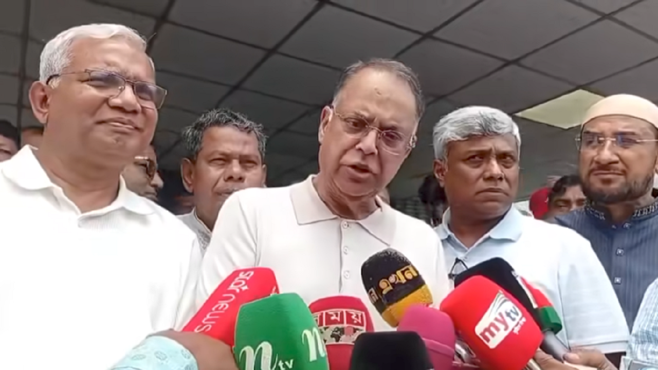 বড়পুকুরিয়া কয়লা খনি পরিদর্শনের পরে জ্বালানি ও খনিজ সম্পদ মন্ত্রী ইকবাল হাসান মাহমুদ টুকু