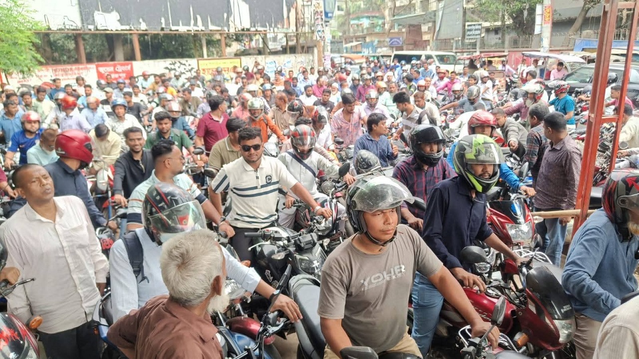 দিনাজপুরে পাম্পে নেই তেল, সঙ্কট নিরসনে জেলা প্রশাসকের পার্বতীপুর ডিপো পরিদর্শন