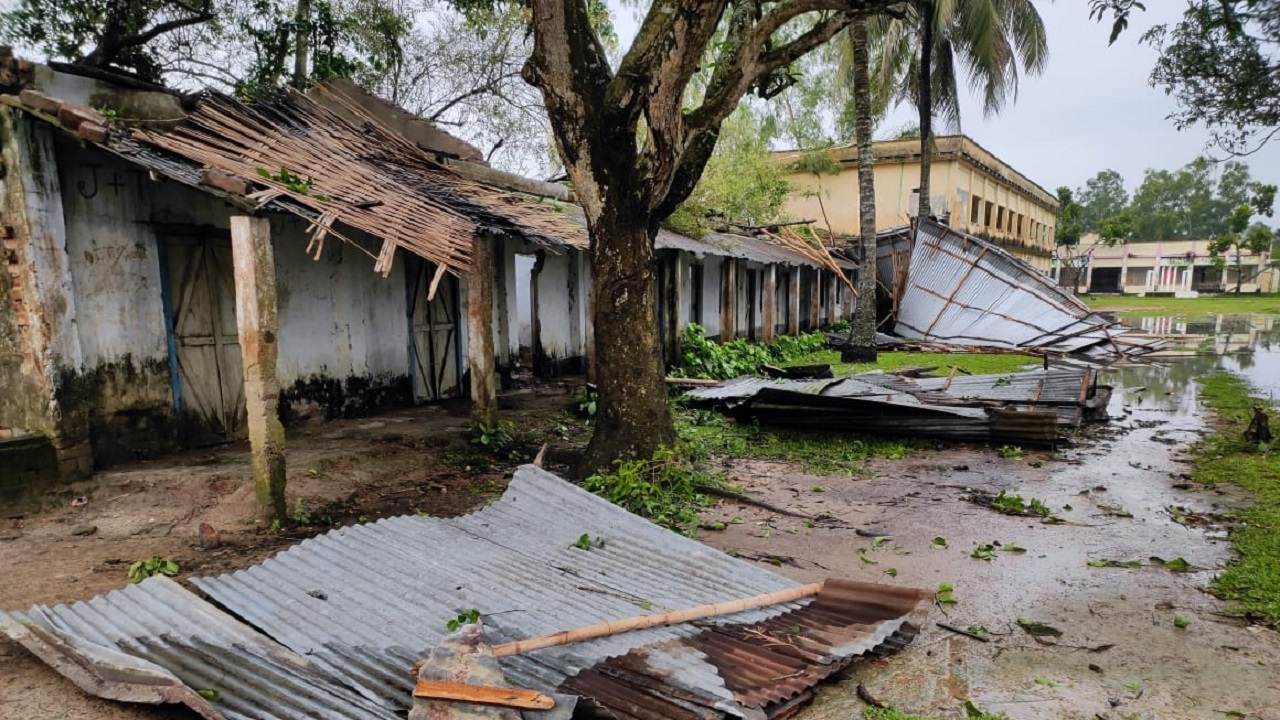 দিনাজপুরে ঝড়ে লন্ডভন্ড গোলাপগঞ্জ উচ্চবিদ্যালয়, পাঠদান ব্যাহত