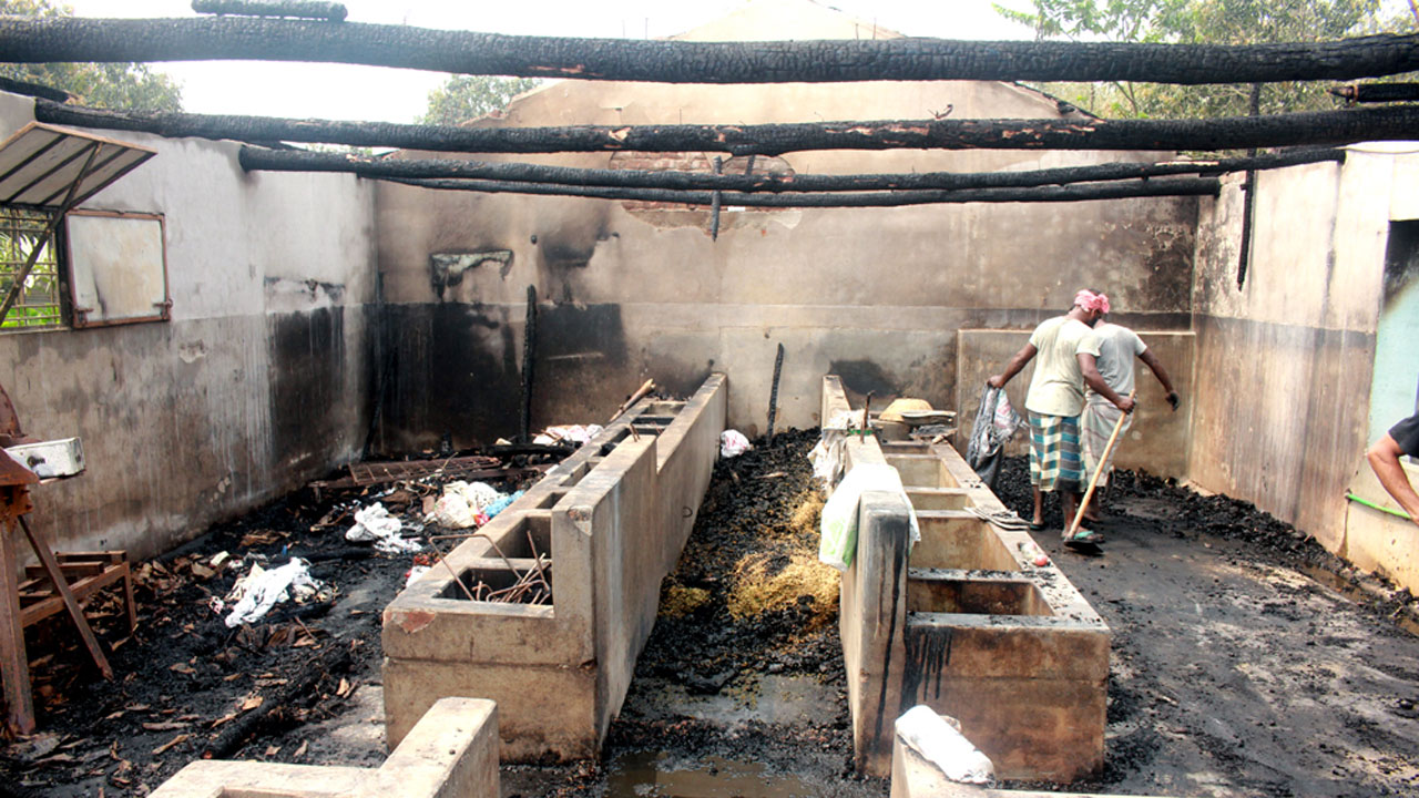 কয়েলের থেকে গোয়ালঘরে আগুন