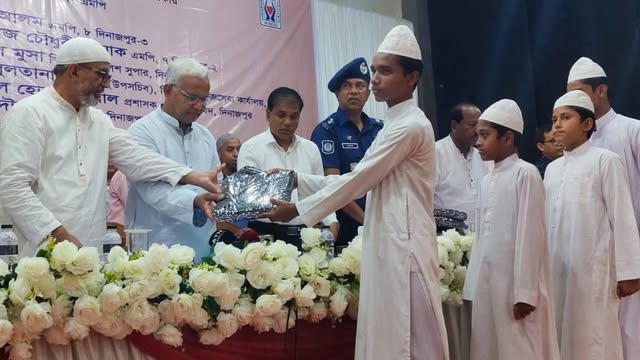 চেক বিতরণ করছেন সমাজকল্যাণ মন্ত্রী