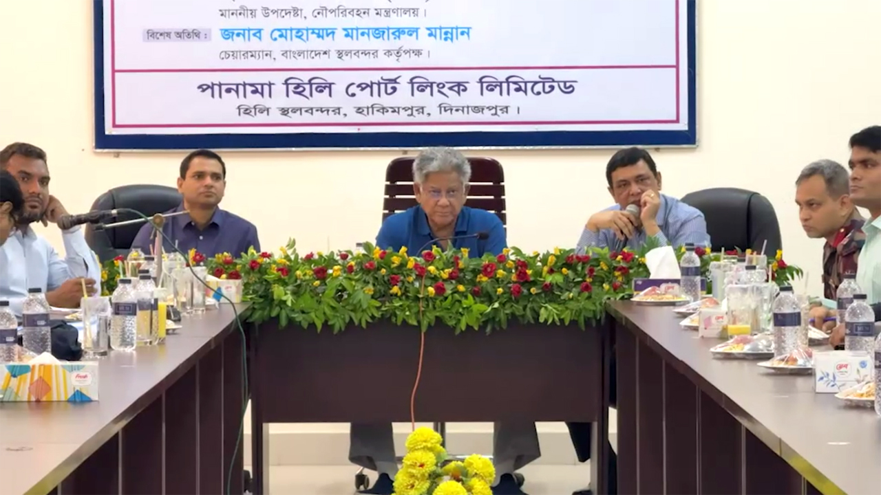 অনষ্ঠানে বক্তব্য দিচ্ছেন নৌ পরিবহন উপদেষ্টা ড. এম সাখাওয়াত হোসেন