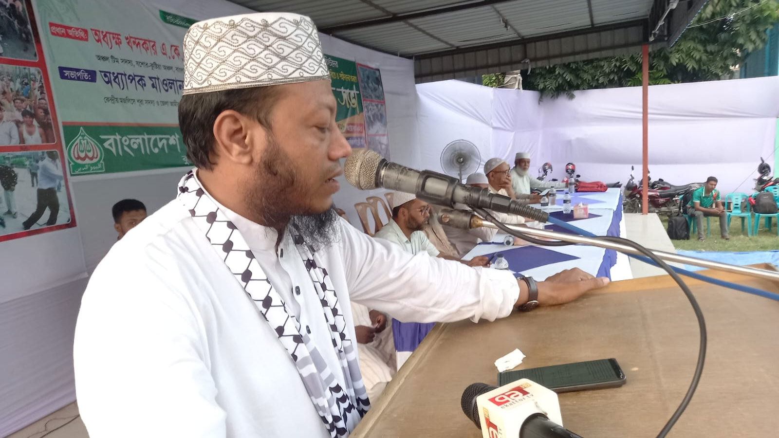 কুষ্টিয়ায় লগি-বৈঠার তাণ্ডবের বিচারের দাবিতে আলোচনা সভায় বক্তব্য রাখছেন মুফতি আমীর হামজা