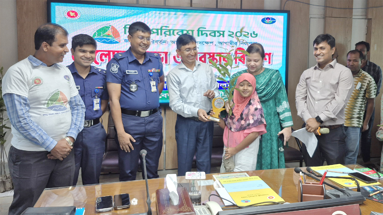 প্রতিযোগিতায় বিজয়ী এক শিশু শিক্ষার্থীর হাতে গাছের চারা তুলে দেন জেলা প্রসাশক মোহাম্মদ নায়িরুজ্জামান