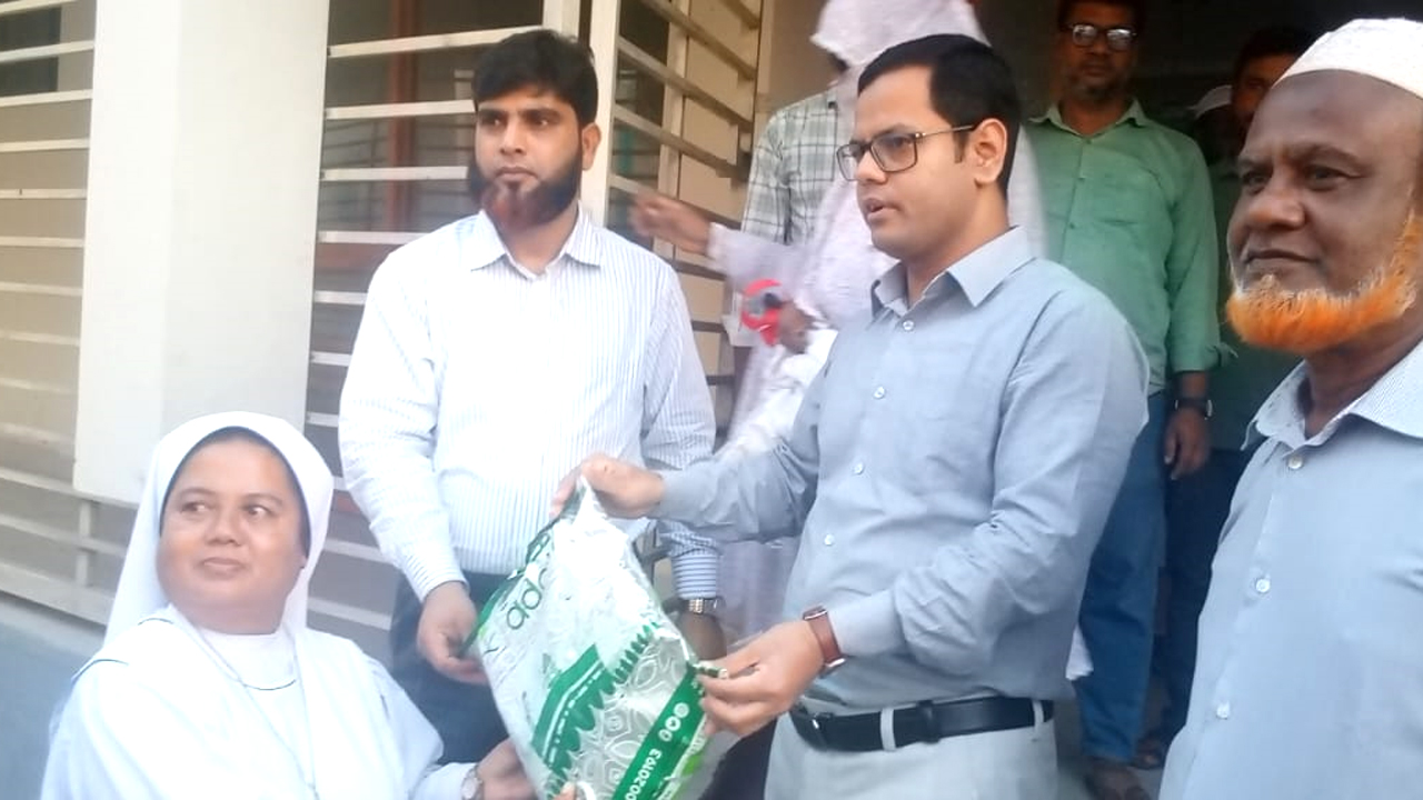 দুস্থদের মাঝে সৌদি সরকারের উপহারের দুম্বার গোস্ত বিতরণ