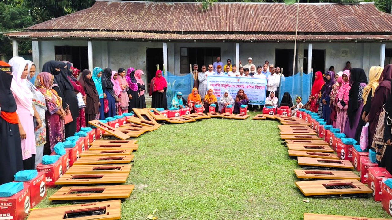 চরাঞ্চল নারীদের কর্মসংস্থানে সেলাই মেশিন বিতরণ