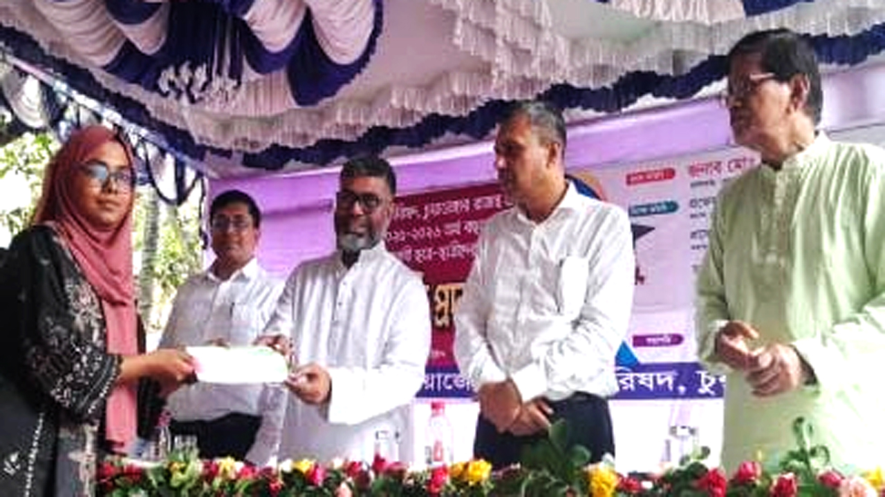 শিক্ষার্থীদের হাতে বৃত্তির টাকার চেক তুলে দেন প্রশাসক শরীফুজ্জামান