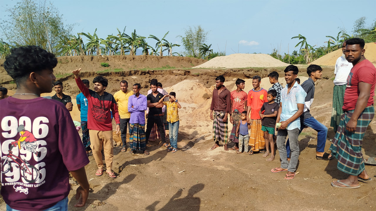 চেলা নদীর পাড় কেটে ড্রেজার মেশিন দিয়ে বালু উত্তোলন বন্ধের দাবিতে বিক্ষোভ