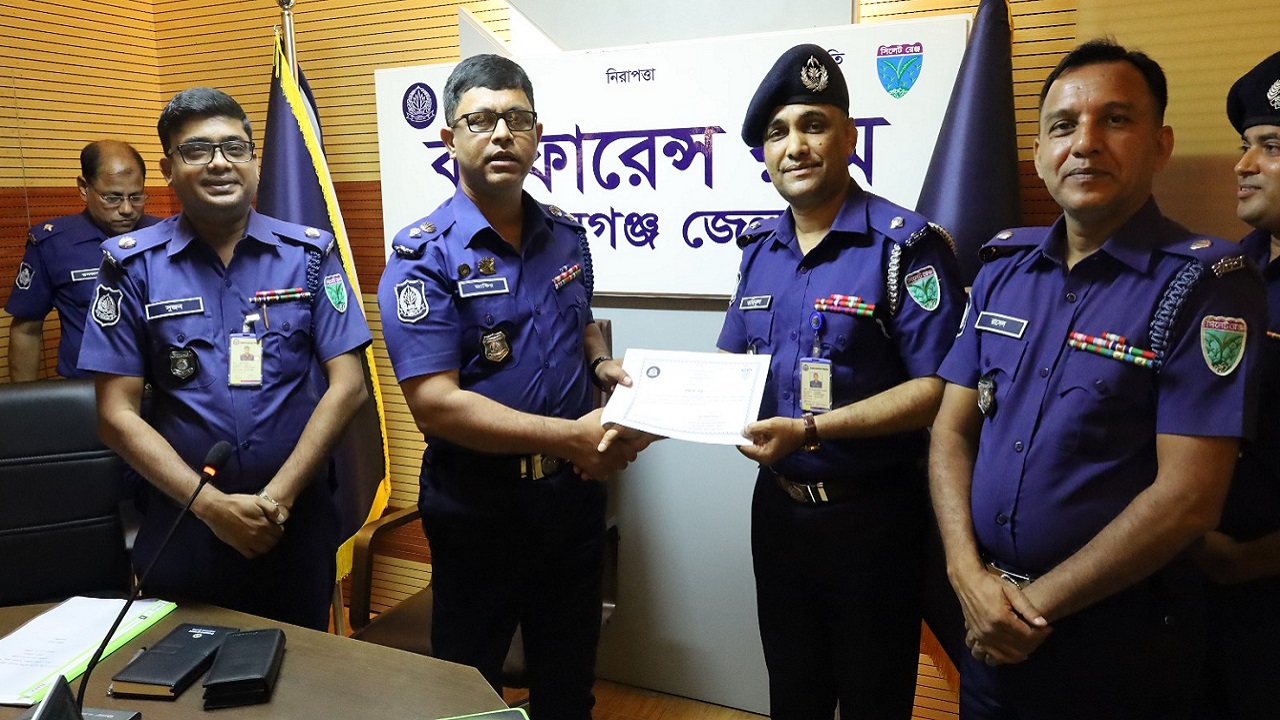 সুনামগঞ্জ জেলায় শ্রেষ্ঠ হলেন দোয়ারাবাজার থানার ওসি তরিকুল ইসলাম