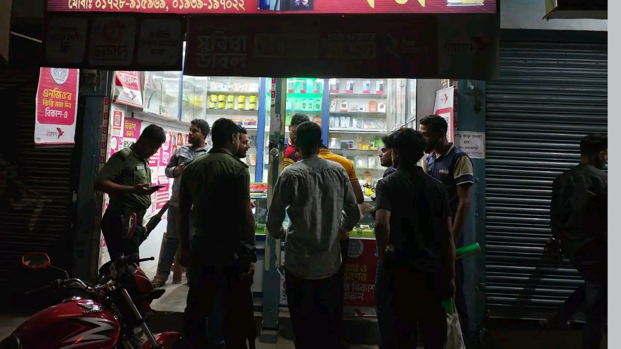 দর্শনায় সরকারি নির্দেশনা অমান্য করে দোকান খোলা রাখায় তিন ব্যবসায়ীকে জরিমানা