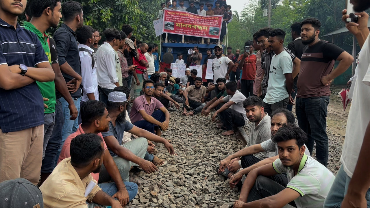 দামুড়হুদা দর্শনায় রেল স্টপেজের দাবিতে ট্রেন থামিয়ে অবরোধ