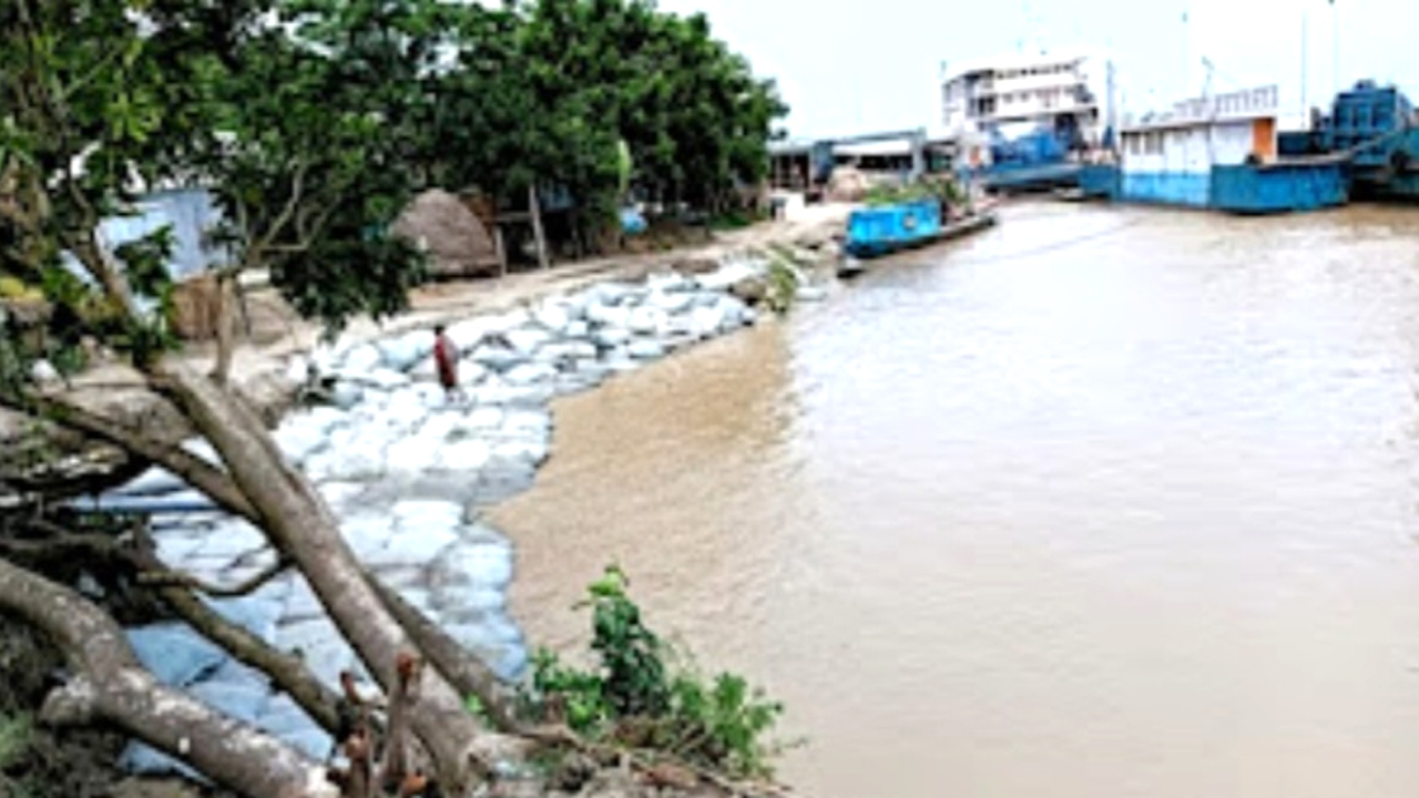 ভাঙনে ঝুঁকিতে দৌলতদিয়ায় ফেরিঘাট