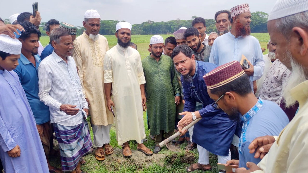 খাল খনন উদ্বোধন করছেন ড. শফিকুল ইসলাম মাসুদ