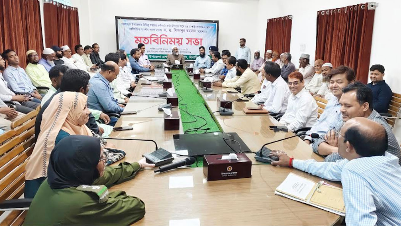 ভোলাহাট উপজেলার বিভিন্ন দফতরের কর্মকর্তাদের সাথে বৈঠক করেন চাঁপাইনবাবগঞ্জ-২ আসনের নবনির্বাচিত সংসদ সদস্য ও জেলা জামায়াতের নায়েবে আমির ড. মু: মিজানুর রহমান