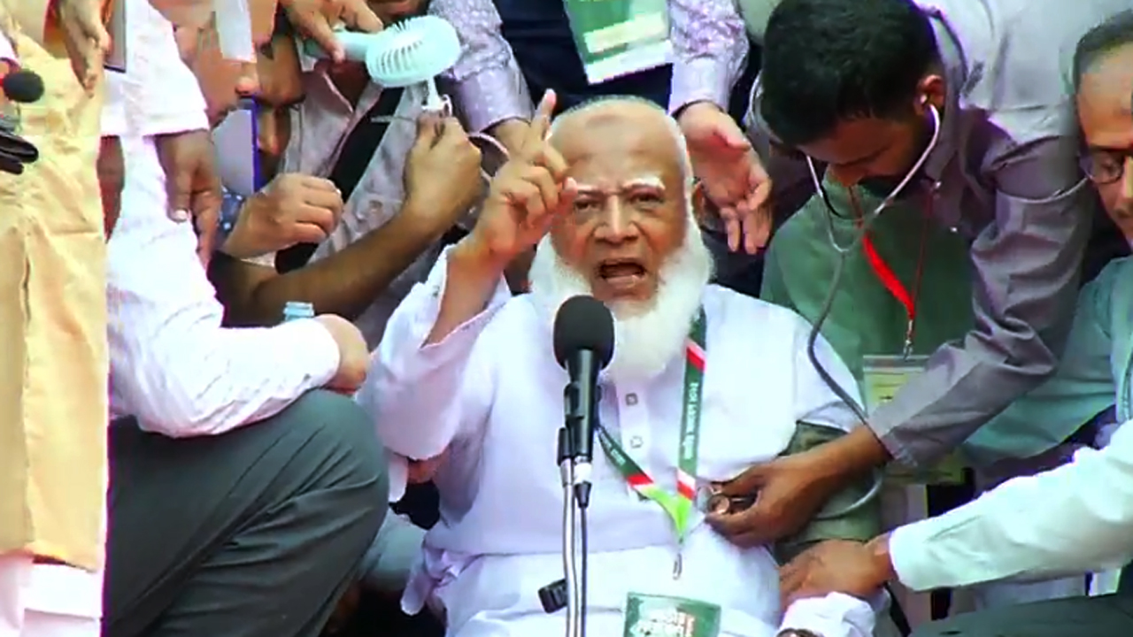 অসুস্থ অবস্থায় মঞ্চে বসে বক্তব্য রাখছেন জামায়াত আমির ডা: শফিকুর রহমান