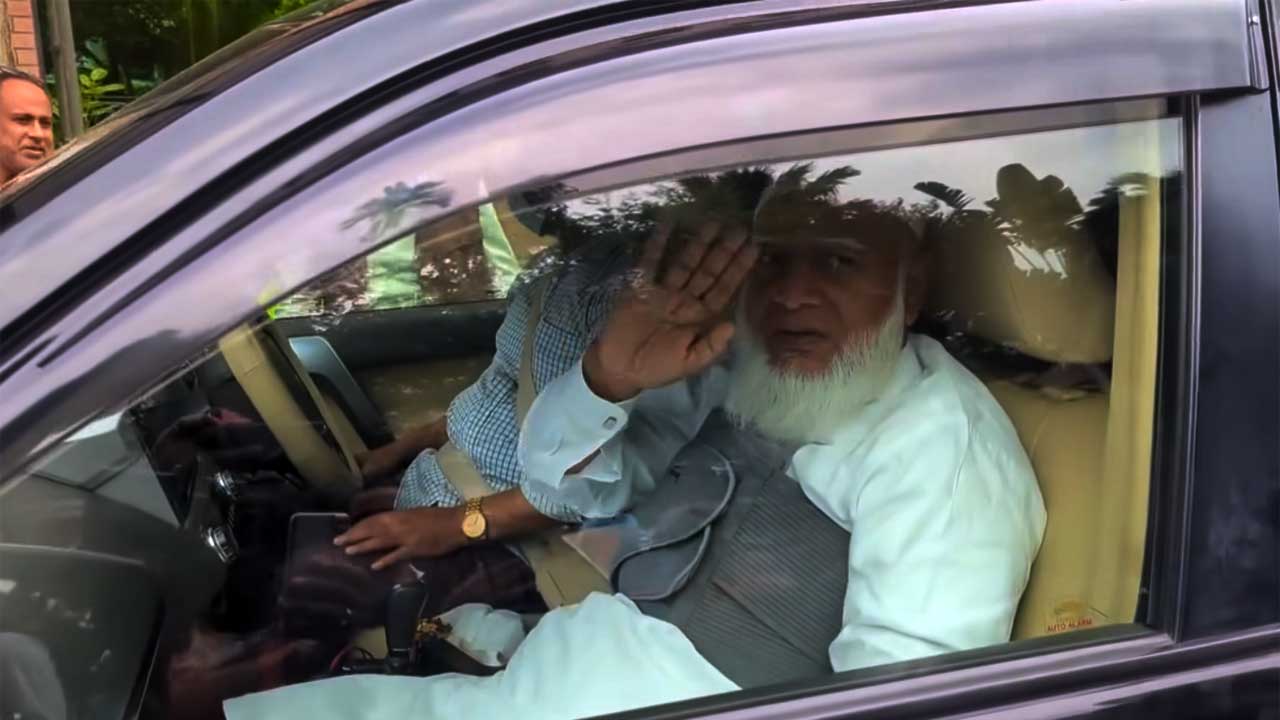 হাসপাতাল ত্যাগের পর গাড়িতে বাসায় যাচ্ছেন ডা: শফিকুর রহমান