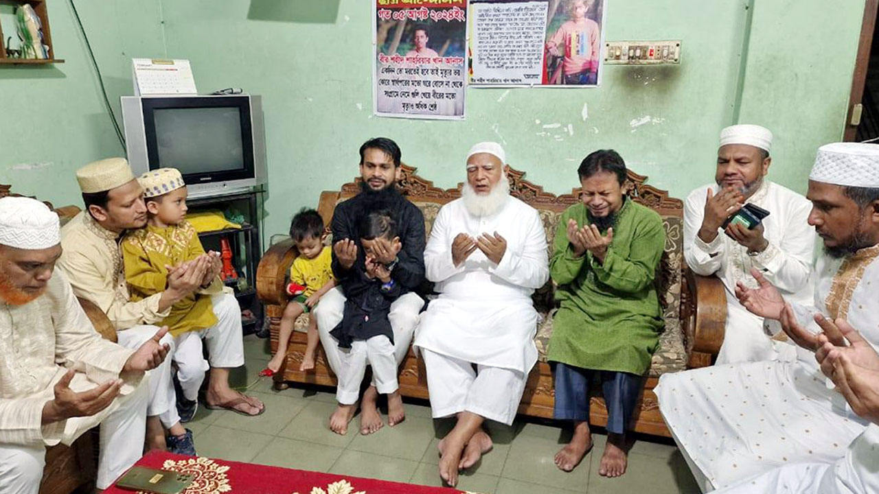 শহীদদের রুহের মাগফিরাত কামনা করে দোয়া-মোনাজাত করছেন ডা: শফিকুর রহমান