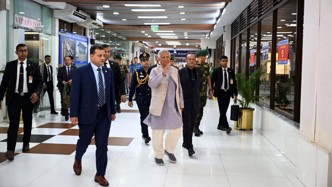 হযরত শাহজালাল আন্তর্জাতিক বিমানবন্দরে ড. মুহাম্মদ ইউনূস