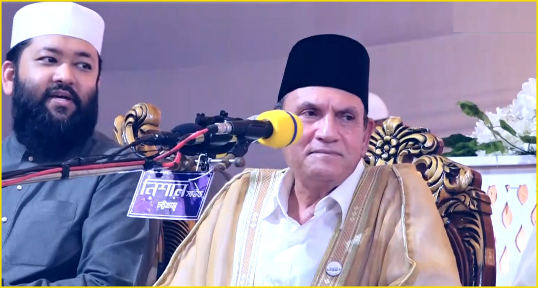 বাংলাদেশ সফরকালে বিশ্ববরেণ্য কারী শায়খ ড. আহমাদ আহমাদ নাঈনা। পাশে (ছবিতে বামে) বিশ্বখ্যাত বাংলাদেশী কারী শায়খ আহমাদ বিন ইউসুফ আযহারী