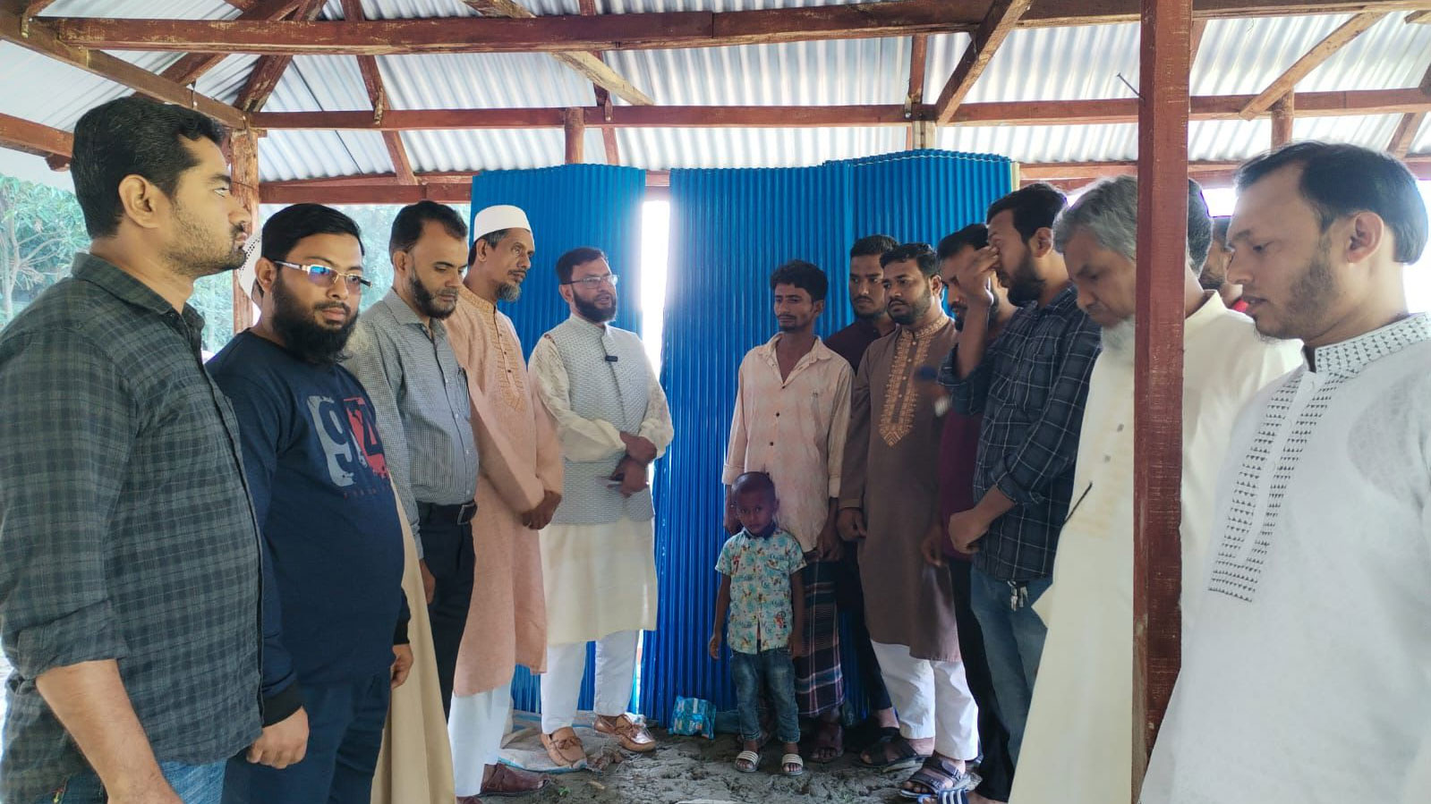 কিডনী রোগে আক্রান্ত একজন অসুস্থ ব্যক্তিকে আর্থিক সহায়তা এবং অন্য একজনকে গৃহ নির্মাণের জন্য টিন উপহার দেয় সোনাগাজী উপজেলা জামায়াত