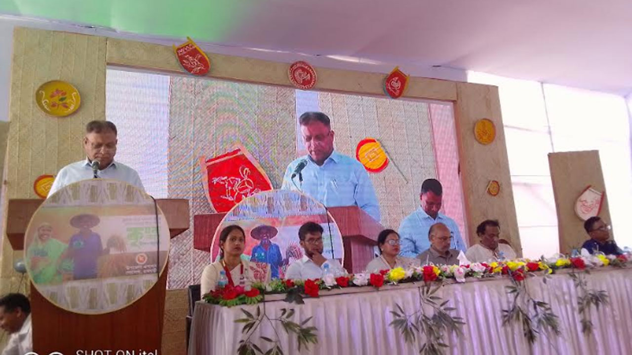 গোয়ালন্দে কৃষি কার্ড বিতরণ করেন প্রধানমন্ত্রীর অর্থ ও পরিকল্পনা উপদেষ্টা