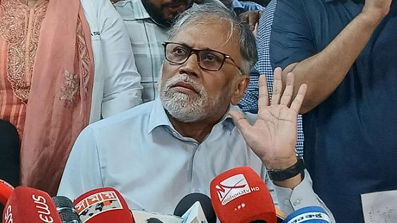 ব্রিফ করছেন অধ্যাপক ডা: সায়েদুর রহমান