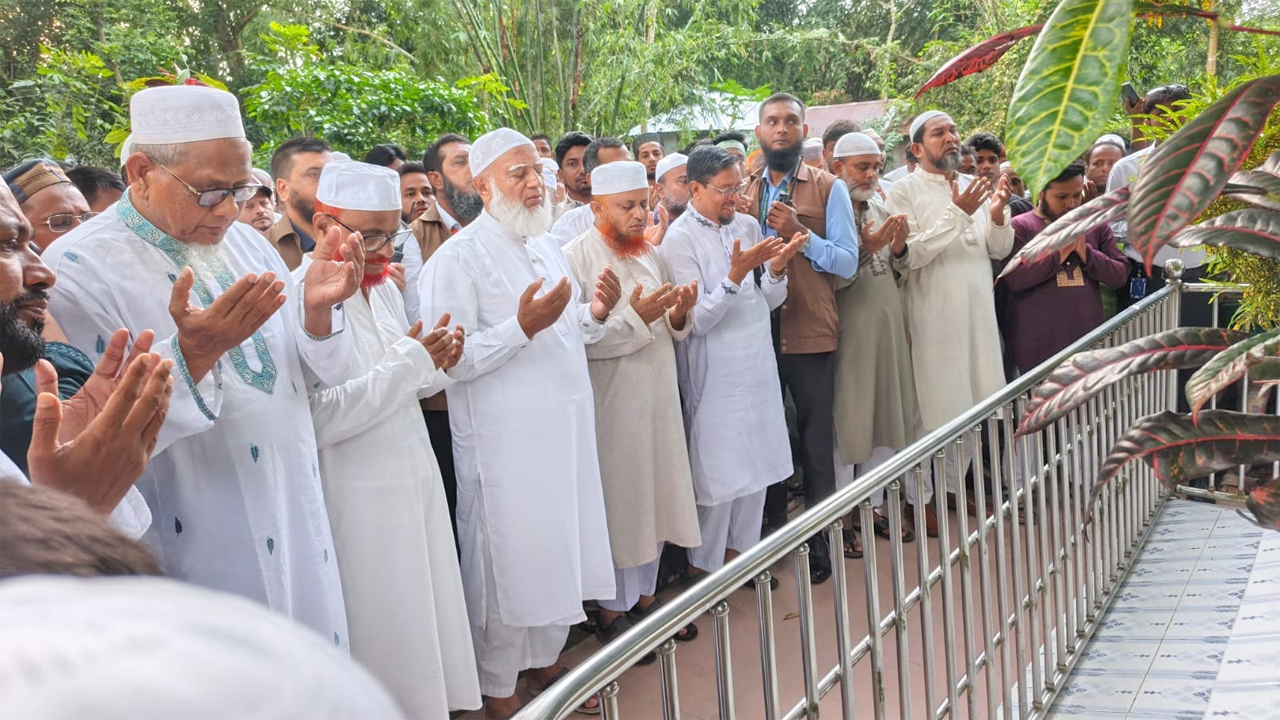 শহীদ আব্দুল মালেকের কবর জিয়ারত করছেন ডা: শফিকুর রহমান এমপি