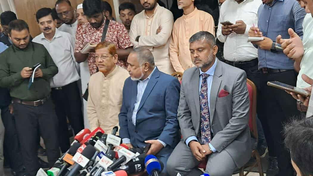 কথা বলছেন ডা: সৈয়দ আব্দুল্লাহ মোহাম্মদ তাহের