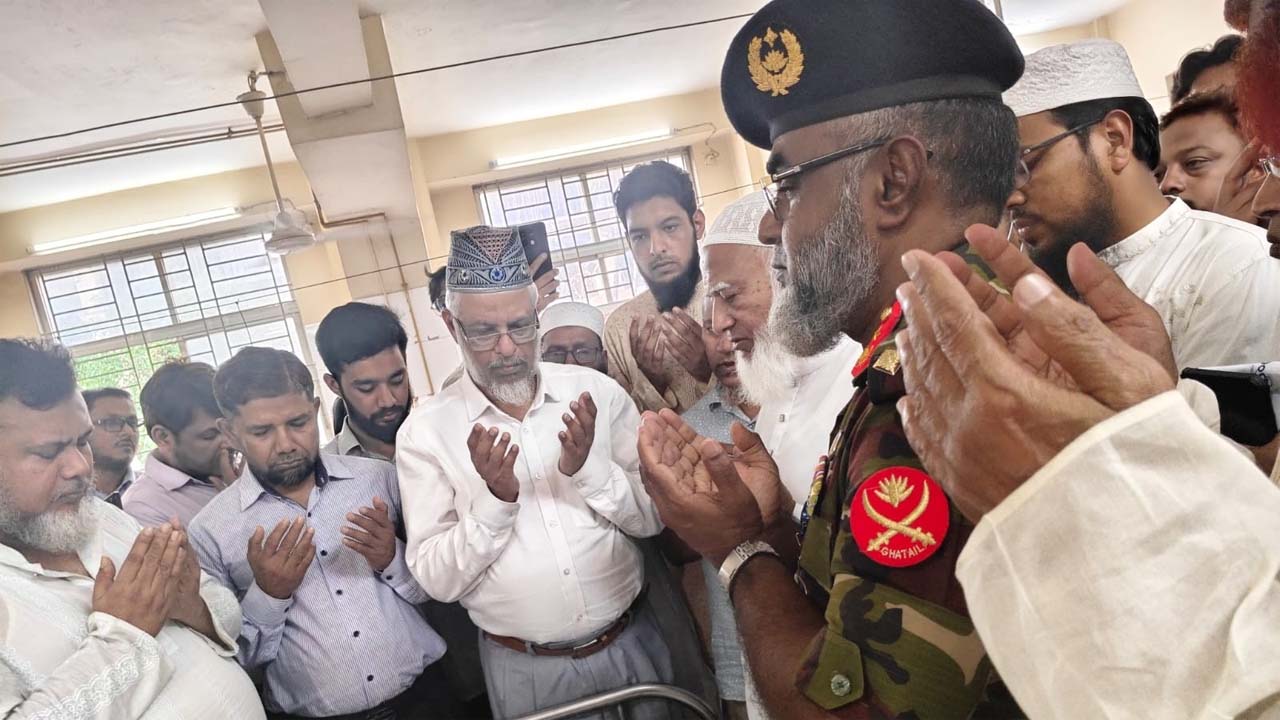 জামায়াতকর্মীর খোঁজখবর নেন ও দোয়া করেন বিরোধীদলীয় নেতা ডা: শফিকুর রহমান