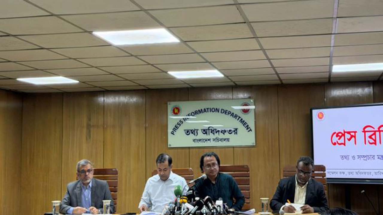 প্রেস ব্রিফিংয়ে তথ্য ও সম্প্রচার বিষয়ক উপদেষ্টা ডা. জাহেদ উর রহমান